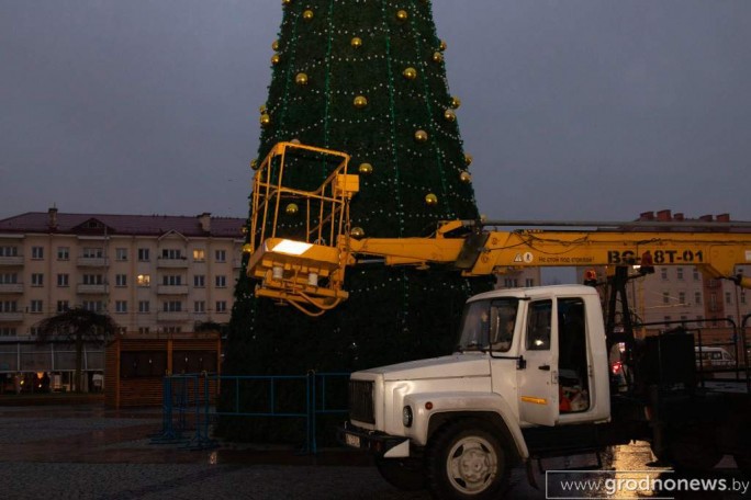 На площади Советской в г. Гродно установили новогоднюю елку. ФОТОФАКТ