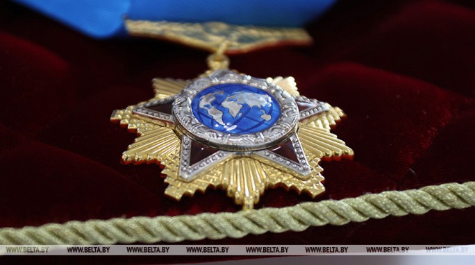 Лукашенко вручил космонавту Олегу Новицкому орден Дружбы народов