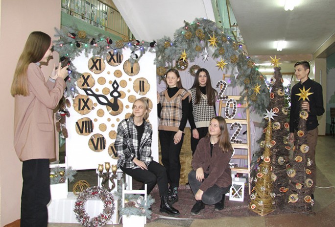 Красивые новогодние фотозоны в Правомостовской школе радуют учеников и педагогов