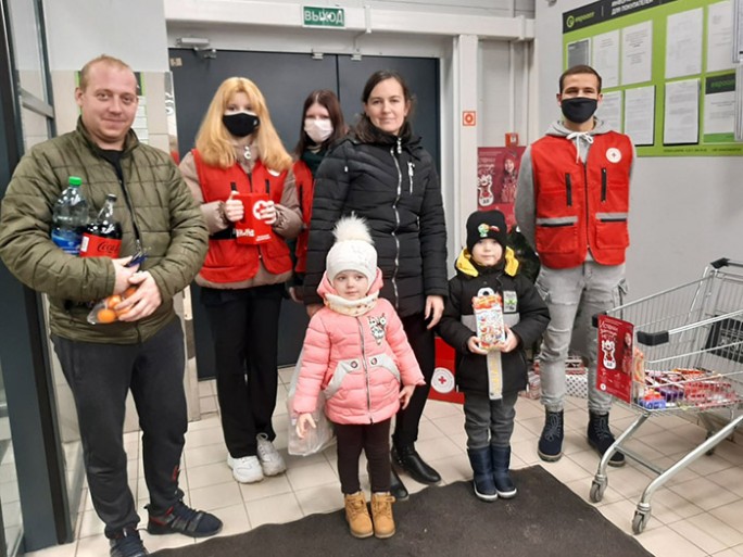 Мостовчане активно участвуют в благотворительной акции Красного Креста «Ёлка желаний»