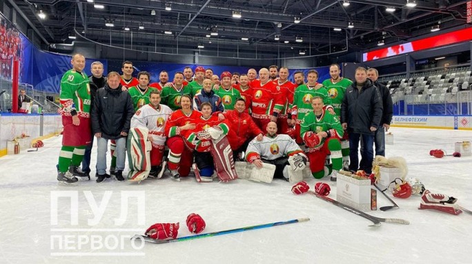 Лукашенко в канун нового года сыграл в хоккей и поздравил свою команду