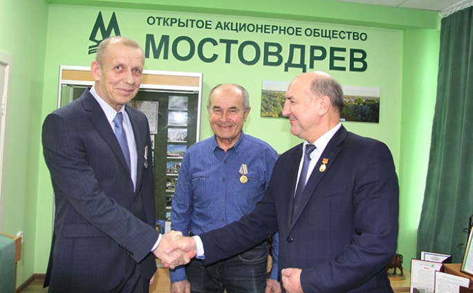 В ОАО «Мостовдрев» поздравили награждённых медалями  «За трудовые заслуги»