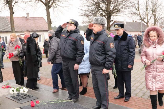 Праздник с мужским характером. В Мостах почтили память погибших воинов и подарили музыкальный подарок всем мужчинам