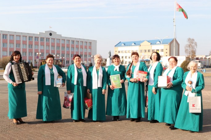 Пели о любви к Родине, мужестве и доблести. Народные хоровые коллективы Мостовского РЦК вернулись с областного фестиваля с наградами и подарками