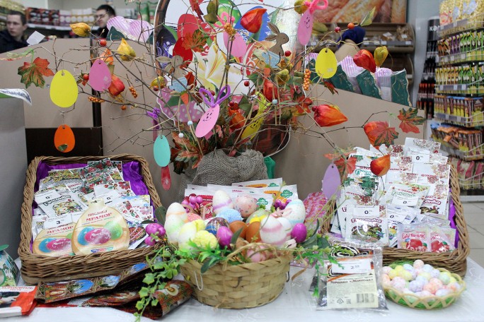 Мостовские магазины «Родны кут» предлагают покупателям праздничную продукцию к Пасхе