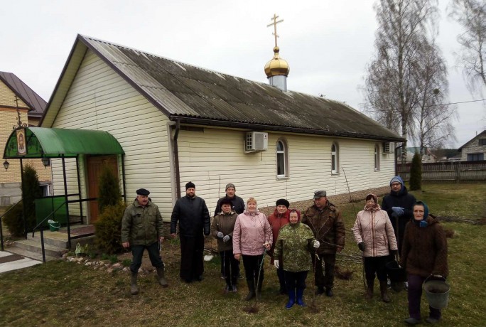 Прихожане храма святой праведной Софии княгини Слуцкой г. Мосты посадили у храма яблоневый сад