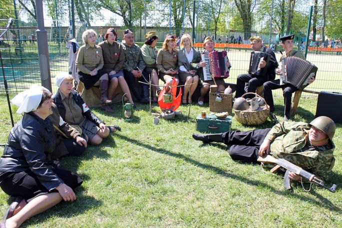 Живая фотозона, акция «Скамья Памяти» и фестиваль песен военных лет. Что ещё ждёт мостовчан в День Победы?