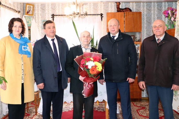 Помним! Чтим! Гордимся! Руководство Мостовского района поздравило с приближающимся Днём Победы ветерана Великой Отечественной войны Николая Бобко