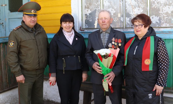 На Мостовщине поздравили бывших малолетних узников немецких лагерей