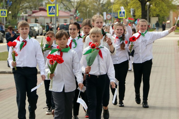 Горжусь тобой, Беларусь! В День Государственного герба и Государственного флага Республики Беларусь юные мостовчане пополнили ряды пионерской организации и БРСМ