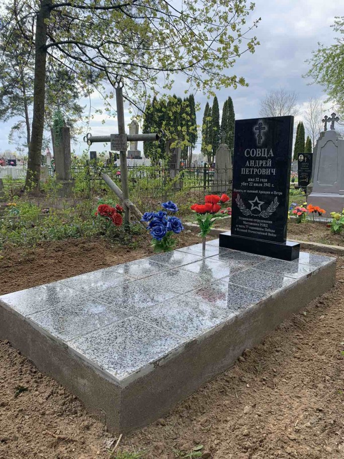 Увековечена память рядового А. Совца. Памятник на его могиле установили сотрудники Мостовского РОВД