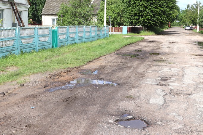 «Улица Энергетиков в Мостах срочно требует ремонта!».  Такое мнение высказывают её жители