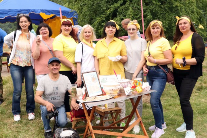 Велопробег «НеманВЕЛО», пятиметровый бутерброд, фестиваль ухи и пляжный гламур. Мостовчане празднуют арт-пикник «На хвалях Нёманам»