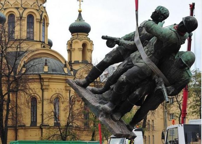 В Польше, Литве и других странах Запада продолжают «борьбу» с памятниками советским солдатам. Наш ответ может быть зеркальным
