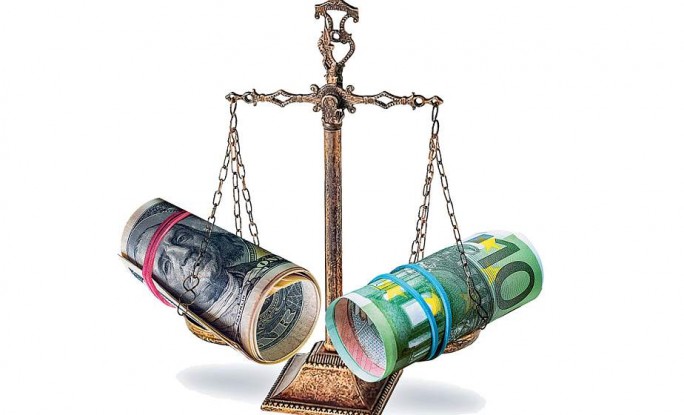Впервые за 20 лет курс евро сравнялся с долларом. Стоит ли сейчас хранить сбережения в европейской валюте?