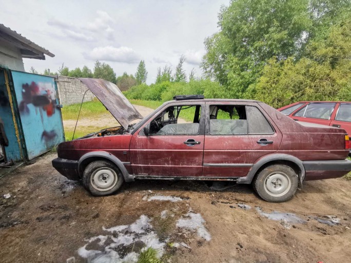 В Мостах горел автомобиль