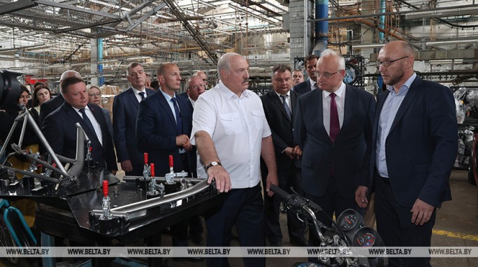 'Мы должны делать свое!' Лукашенко требует большей локализации на мотовелозаводе