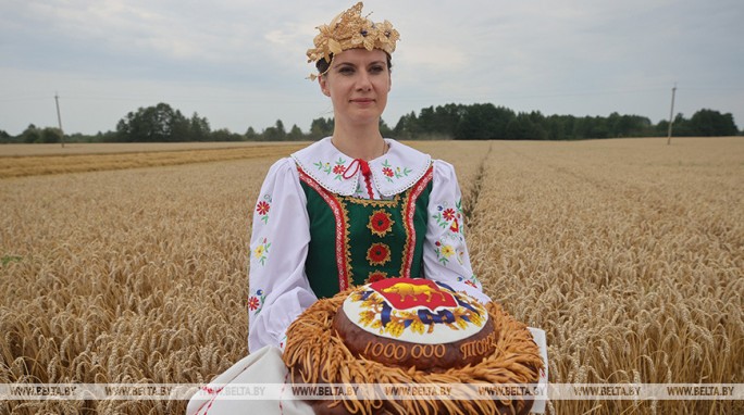 Каравай-миллионник вручили председателю Гродненского облисполкома