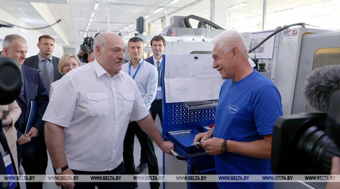 Лукашенко побывал на предприятии, где 'слесарь и академик работают в связке'. Что же здесь производят?