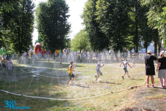 «Водное шоу» в День города. Как прошло показательное выступление сотрудников Мостовского РОЧС