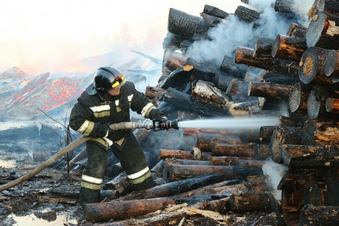 Пожар штабеля пиломатериалов ликвидировали мостовские спасатели