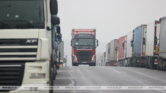 ГТК: очереди на границе возникают из-за медленного оформления транспорта таможнями Литвы и Латвии