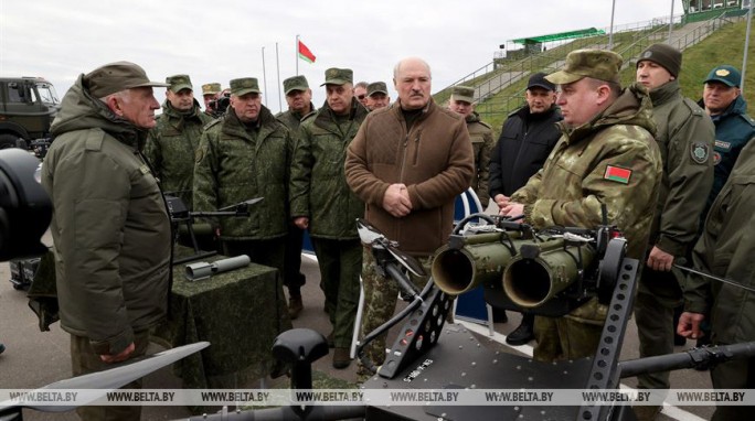 Лукашенко говорит, что Беларусь жестко ответит в случае нападения. Посмотрели, какое оружие разрабатывают в стране (+ видео)