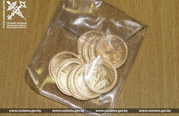 356 позолоченных инвестиционных монет пытались ввезти из Литвы в Беларусь двое граждан, спрятав их под одеждой