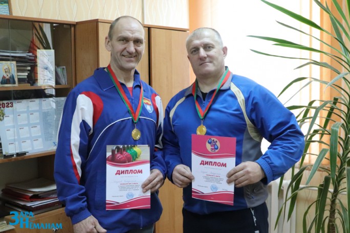Мостовчане Пётр Климчук и Владимир Исупов стали абсолютными победителями соревнований по гиревому спорту в Бресте