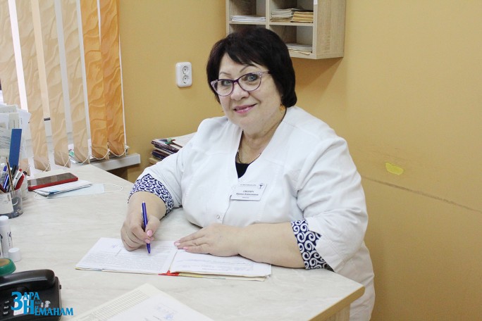 45 лет работает в медицине медсестра Мостовской ЦРБ Ирина Смолич. Каков секрет её долголетия в профессии?