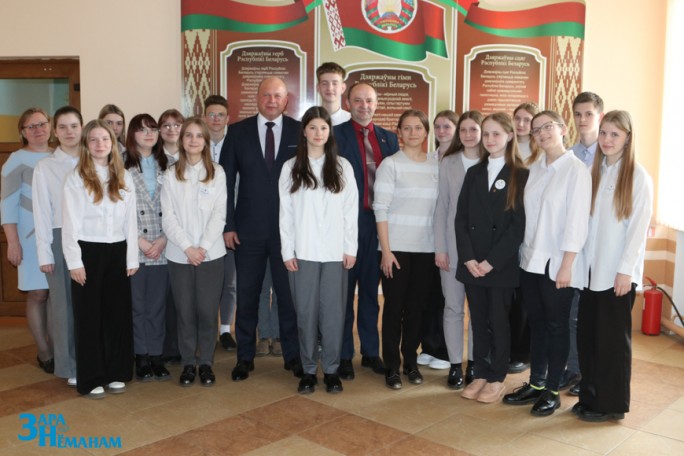 Председатель Мостовского райисполкома Андрей Санько пообщался с учащимися третьей школы в рамках проекта «ШАГ»