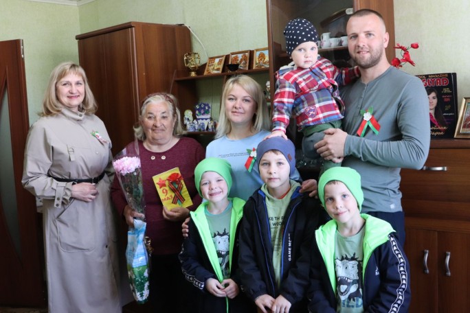 Многодетная семья Садовских из Мостов поздравила с Днём Победы бывшую узницу фашистских лагерей Зою Самусевич