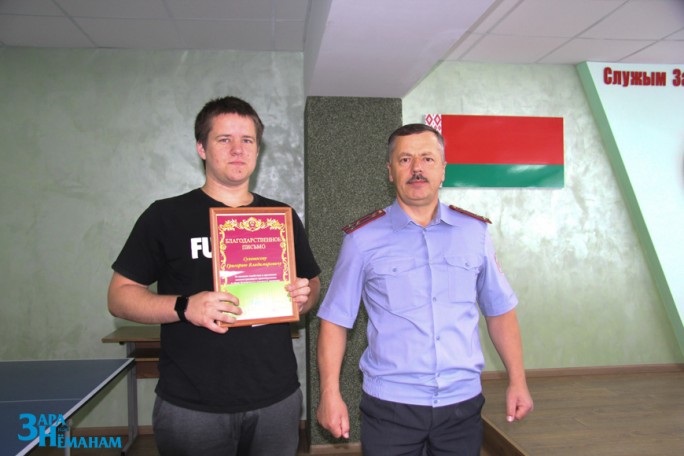 В Мостовском РОВД наградили водителя за достойный поступок