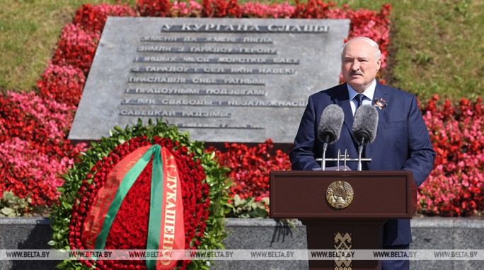 Выступление Лукашенко на церемонии возложения венка и цветов в мемориальном комплексе 'Курган Славы'