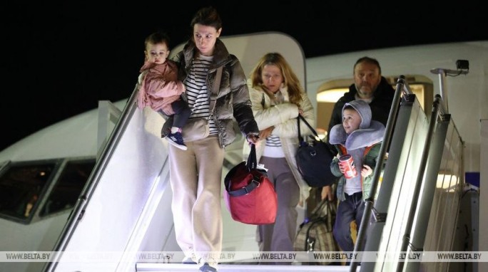 'Счастливы, что дома'. Прилетевшие спецрейсом из Тель-Авива - об эмоциях после приземления в Минске
