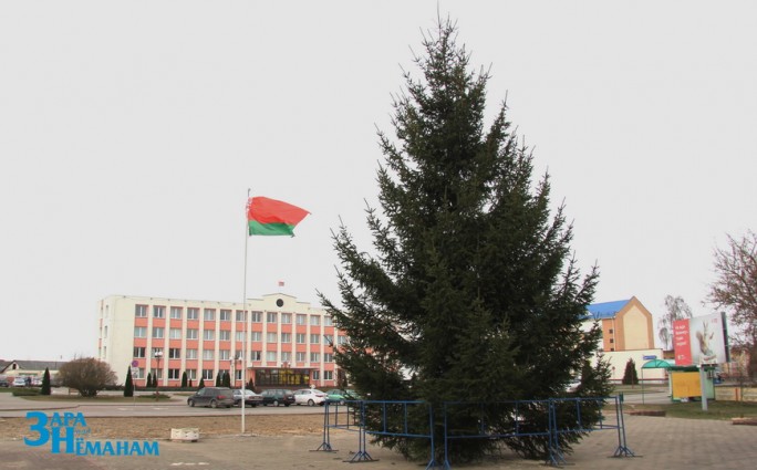 В Мостах возле районного центра культуры установили новогоднюю ёлку