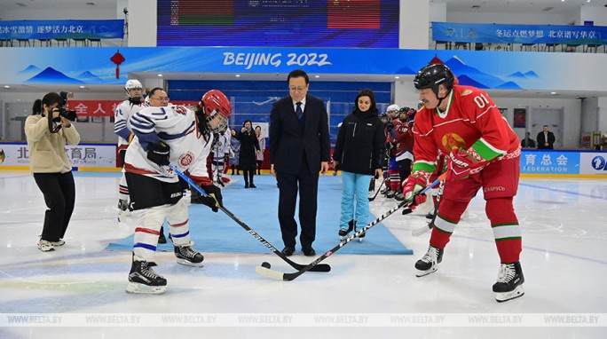 Лукашенко вышел на лед с хоккейной командой Пекинского университета