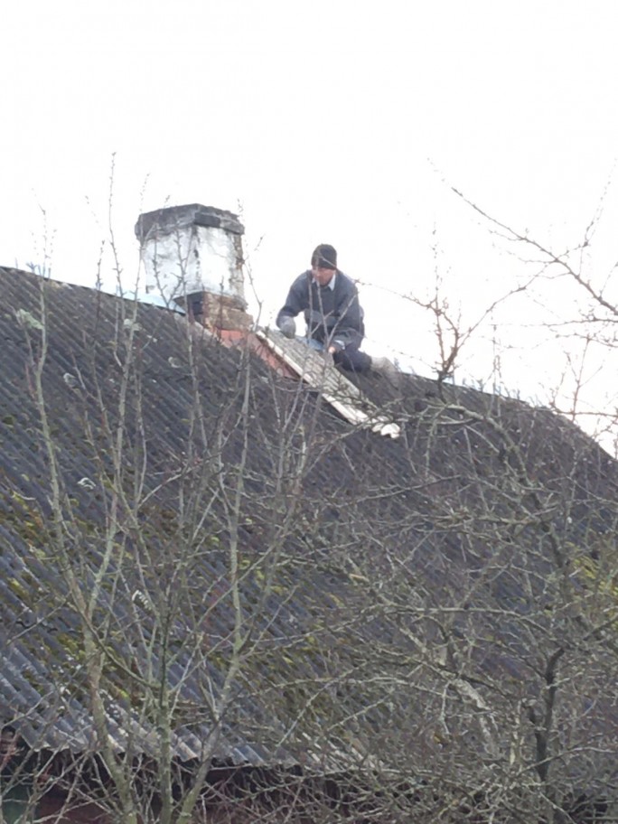 КСУП «Озеранский» при содействии Куриловичского сельсовета помог в ремонте крыши дома ветерана труда, бывшей узницы Елены Шарай