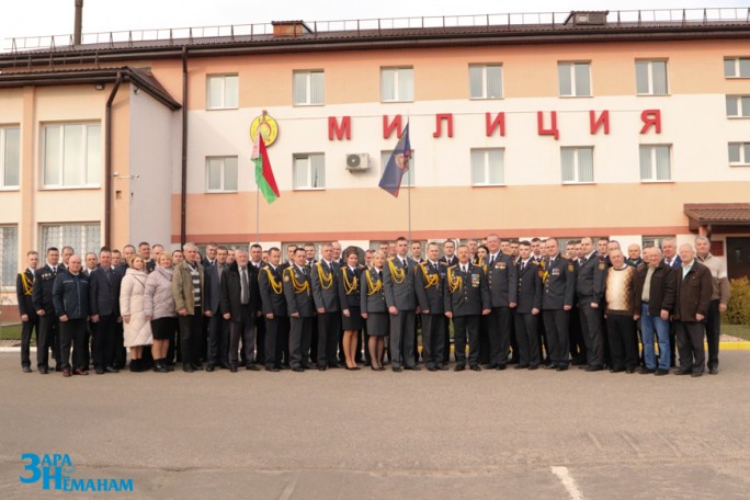 По кодексу чести: мостовские правоохранители принимают поздравления с Днём белорусской милиции