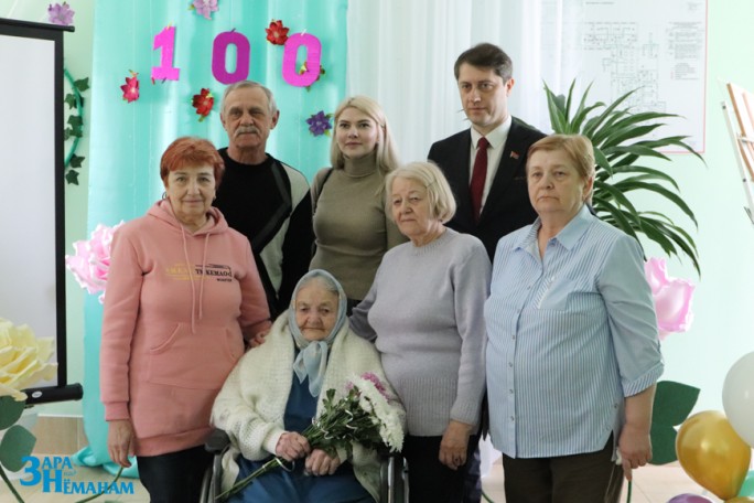 Поздравления со 100-летним юбилеем принимала мостовчанка Нина Васильевна Стельмах