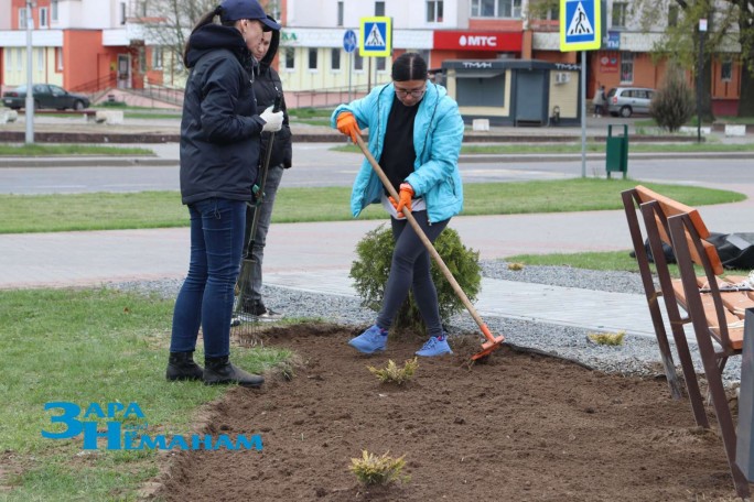 Женская половина Мостовского райисполкома благоустраивала территорию в центре города