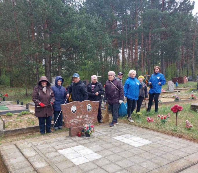 Пока мы помним, они живы! Профсоюзный актив Мостовщины совместно с советом ветеранов во время субботника привели в порядок могилы ветеранов войны и труда