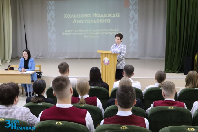 Итоги VII ВНС обсудили молодые парламентарии Мостовского района с депутатом Парламента Надеждой Хальцовой