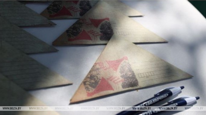 Символ войны. 'Белпочта' пояснила, почему фронтовые письма отсылались в форме треугольника