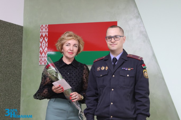 В Мостовском РОВД наградили гражданку за предотвращение тяжких преступлений