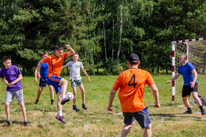 Главное ‒ удовольствие от игры: сотрудники РОВД, РОЧС и прокуратуры провели футбольный матч вместе с воспитанниками лагеря «Неманский»