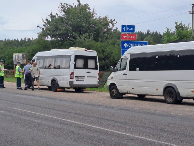 Не используют ремни безопасности, не имеют допуска к участию в дорожном движении: какие ещё нарушения выявила ГАИ Мостовского РОВД у водителей маршруток