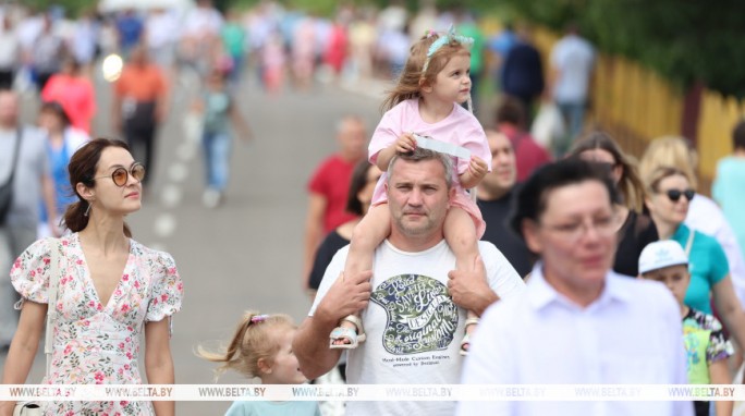 Президент Беларуси подписал закон об увеличение пособий и усиление поддержки семей с детьми. Кого он касается?