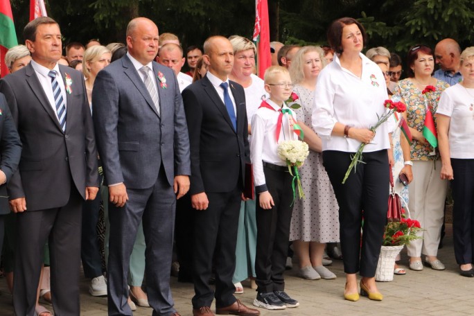 80 лет под мирным небом. Торжественным митингом на мемориальном комплексе у д. Шимки Мостовщина отметила 80-летие освобождения от немецко-фашистских захватчиков