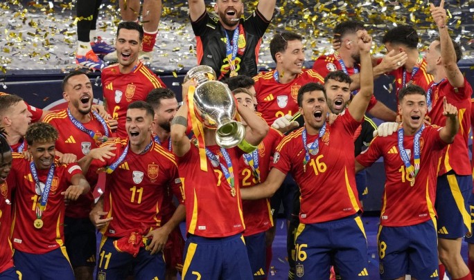 Красные «джокеры» оказались козырными: сборная Испании в финале чемпионата Европы по футболу обыграла англичан